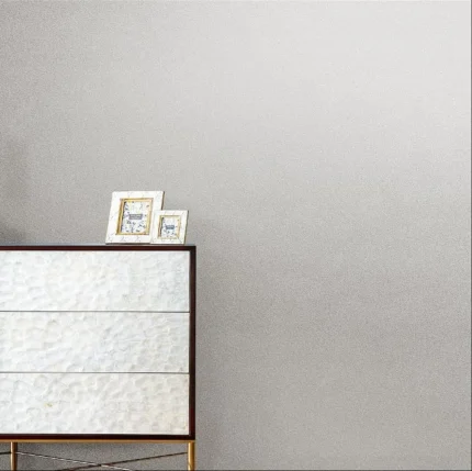 ورق جدران رمادي معدني بنقشة نقاط رملية