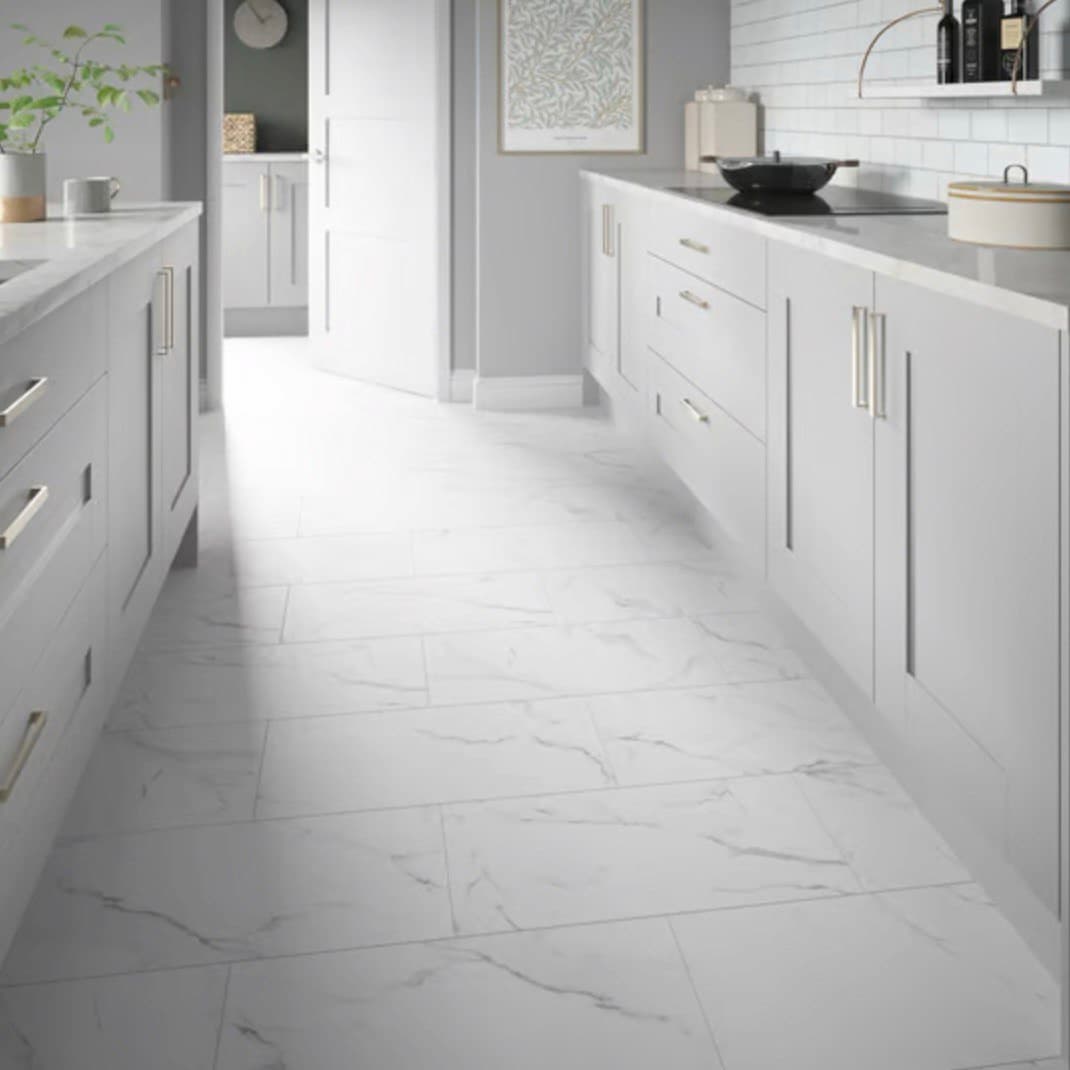 White Marble Vein - Spc Flooring - 2.2 M² Pack - 007 1 أرضيات رخام أبيض مع عروق رمادية، قائمة أسعار الحجر البلاستيكي المركب في دبي وأبو ظبي والشارقة